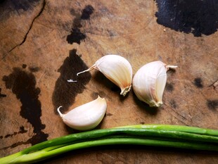 新鲜蒜瓣与翠绿葱