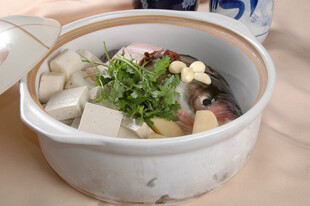 农家砂锅烧鱼头