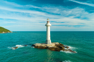 海上灯塔屹立于碧海蓝天