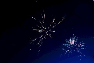 绚丽烟花夜空绽放