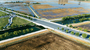 俯瞰交错公路田园景观