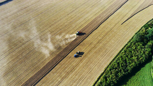 俯瞰农田农机作业场景