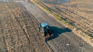 田野中拖拉机作业场景