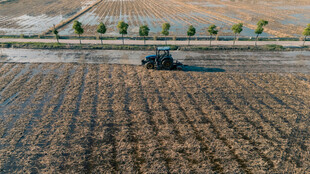 农田中农机作业景象