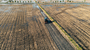 田野中行驶的农机
