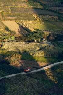 山间公路上的红色车辆
