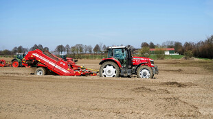 农田中的农机设备