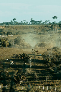 战场硝烟中的士兵作战场景
