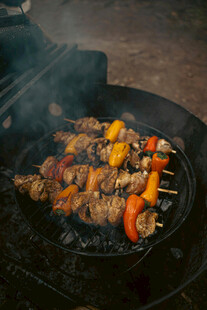 户外美味烤肉串特写