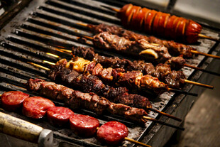 美味烤肉串在烤架上烤制
