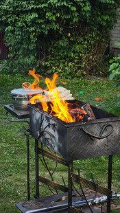 户外烧烤架上的熊熊火焰