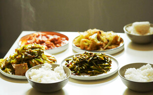 丰盛多样的中式家常菜肴