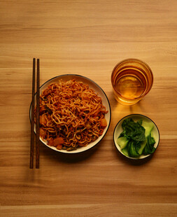 美味拌饭配饮品与蔬菜