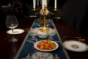 奢华餐桌布置与精致美食