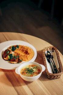 美味面食搭配汤与餐具