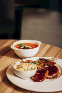 美味餐食摆放在木质桌上