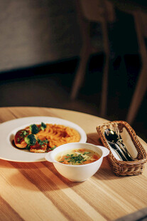 美味餐食摆放在木质桌上