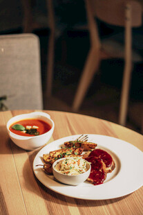 美味餐食搭配特色蘸酱