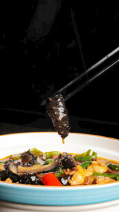 筷子夹起盘中美味佳肴