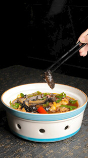 美味菜肴正被夹起