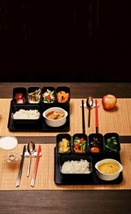 精致日式餐食摆放在桌前