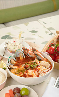 丰盛泰式美食摆桌