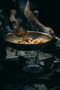 厨师翻炒食材的精彩瞬间