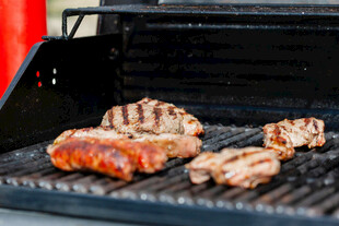 烤架上的美味烤肉