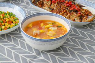 美味汤品与多样菜肴