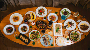 丰盛中式圆桌美食盛宴