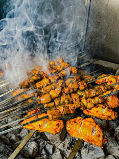 炭火上的美味烤肉串