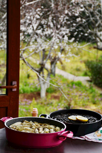 窗边美食与烂漫春景