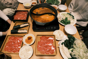 丰盛火锅食材摆满一桌
