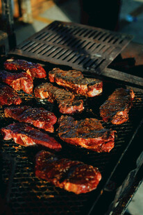 户外烤架上的美味烤肉