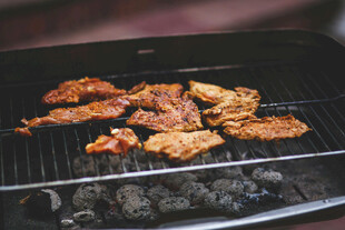 炭火上的美味烤肉