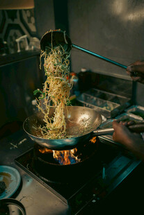 锅中翻炒的多彩蔬菜