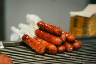 烤架上的美味香肠