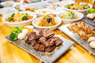 多样美食摆放在木桌上