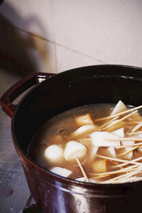 锅中煮着串串丸子