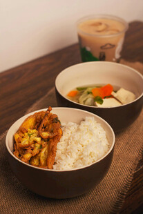 两碗美味餐食摆于木桌