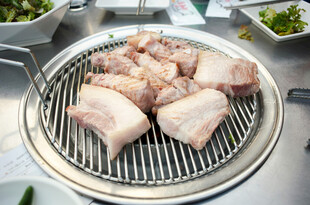 烤盘上的新鲜肉块