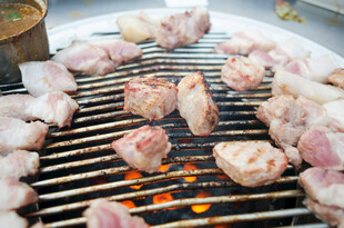 烤肉串在烤架上烤制