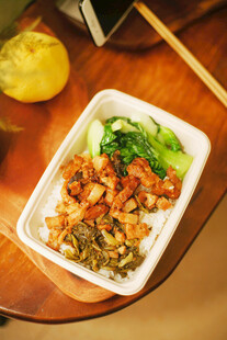 美味虾仁炒饭配清爽小菜