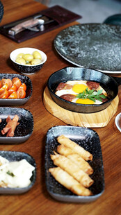 多样日式美食摆放在木桌上