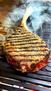 烤架上的美味烤肉