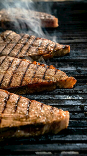 烤架上的美味牛排