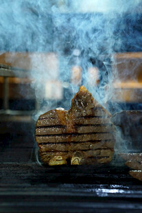 滋滋冒热气的美味烤牛排