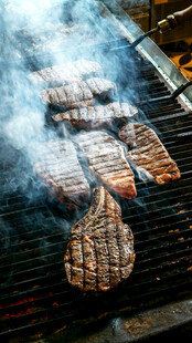 户外烧烤牛排现场