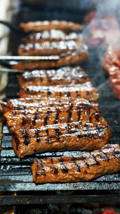 烤架上的美味烤肉