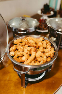 自助餐桌上的美味炸虾仁